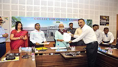 नाशिक : कॅम्पसला इट राइट कॅम्पस प्रमाणपत्रांचे वाटप प्रसंगी पालकमंत्री छगन भुजबळ. समवेत मान्यवर.