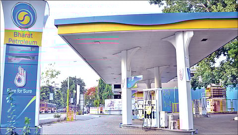 नाशिक : त्र्यंबक नाका येथील इंधनाअभावी बंद असलेला पेट्रोलपंप. (छाया : हेमंत घोरपडे)