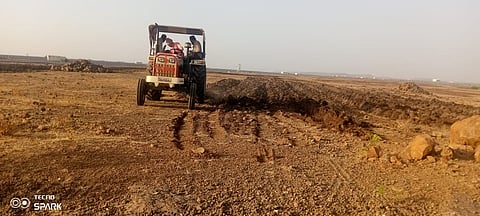 पिंपळनेर : जमिनी परत मिळाल्याने आनंदाने शेतात नांगरणी करताना शेतकरी. (छाया:अंबादास बेनुस्कर)