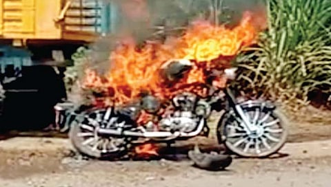 सांगली : कसबे डिग्रज येथे बुलेट पेटली www.pudharinews.