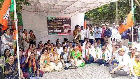 नाशिक : ओबीसी आरक्षणाकरीता भाजपचे जिल्हाधिकारी कार्यालयासमोर धरणे आंदोलन