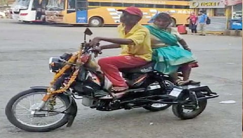 title भिकार्याने पत्नीला दिली मोपेडची भेट www.pudharinews.