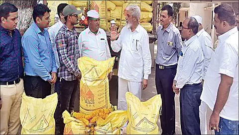 मालेगाव : शेतकर्यांना बांधावर खतेवाटपाच्या शुभारंभाप्रसंगी अधिकार्यांना सूचना करताना कृषिमंत्री दादा भुसे.