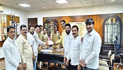 नाशिक : पोलिस आयुक्त जयंत नाईकनवरे यांना निवेदन देताना मनसेचे अॅड. रतनकुमार इचम, अंकुश पवार, दिलीप दातीर, सचिन भोसले, सत्यम खंडाळे आदी.