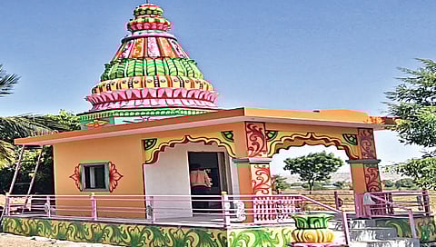 शेतकर्याने गायीच्या स्मरणार्थ उभारले मंदिर, पहा कुठे ते…