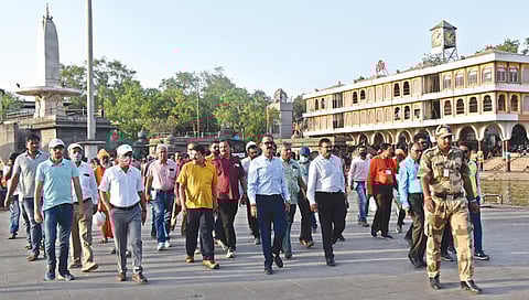 नाशिक : होळकर पूल ते रामसेतू परिसरातील टपर्या हटविण्याचे आदेश, मनपा आयुक्तांकडून पाहणी