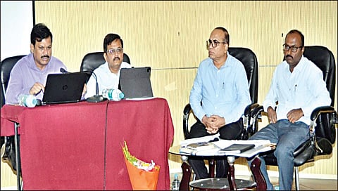 नाशिक : महावितरणच्या बैठकीत मार्गदर्शन करताना संचालक चंद्रकांत डांगे. समवेत दीपक कुमठेकर, ज्ञानदेव पडळकर व रमेश सानप.