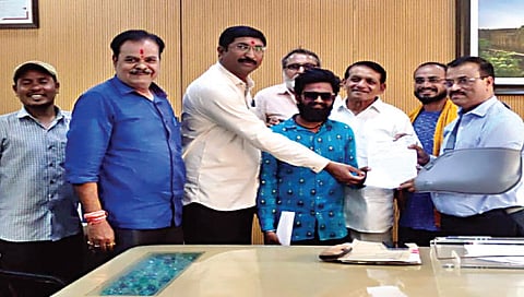 मालेगाव : मोसम नदीप्रश्नी मनपा आयुक्तांना निवेदन देताना सार्वजनिक समितीचे सदस्य.