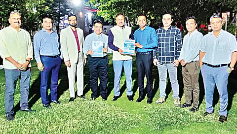 नाशिक : समितीच्या बैठकीप्रसंगी ओमप्रकाश शेटे, डॉ. राज नगरकर,
डॉ. विनोद विजन, मनोज वासवानी, किरण चव्हाण, उमेश वानखेडे, मनीष रावल, संजय कोटेकर, पीयूष सोमाणी.