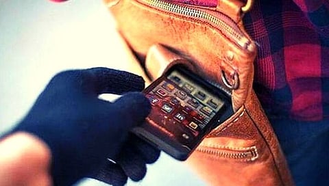 औरंगाबाद : थाप मारून मोबाइल लांबविला