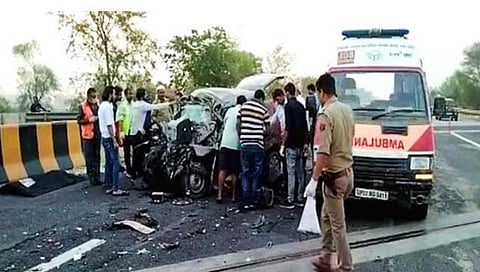 यमुना एक्स्प्रेस वे वर बोलेरो आणि डंपरचा भीषण अपघात ; पुण्यातील ४ ठार