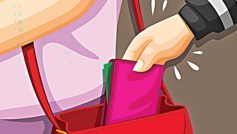 नाशिक : प्रवाशांच्या बॅगेतून दागिने चोरी