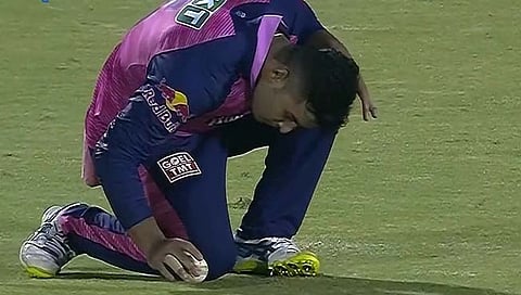 IPL 2022 : रियान पराग याच्या ‘त्या’ कृतीनं क्रिकेट फॅन्स चिडले, सोशल मीडियावर ट्रोल