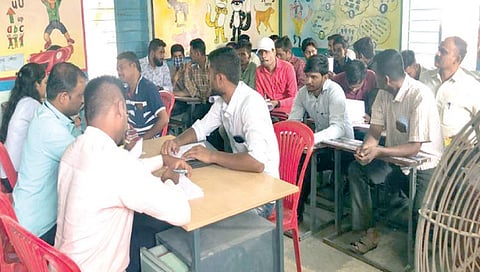 सिन्नर : महारोजगार मेळाव्यात विविध पदांसाठी मुलाखती देताना युवक, युवती. समवेत कारखान्यांचे प्रतिनिधी.