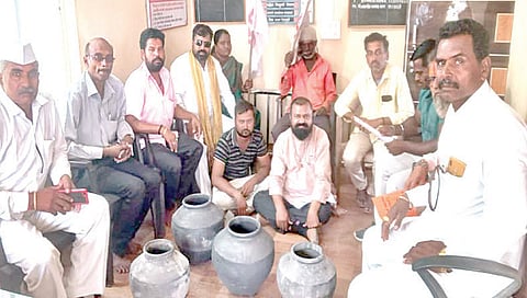 पांगरी : ग्रामपंचायत कार्यालयात ग्रामसेवकाला रिकाम्या घागरी भेट देत पाणी टँकरची मागणी करताना प्रहारचे तालुकाध्यक्ष शरद शिंदे, सुनील महाराज, अमित शिंदे आदी.