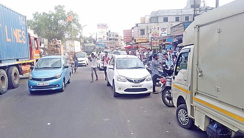 दिंडोरी : येथील दिंडोरी चौफुलीवर झालेली वाहतूक कोंडी. (छाया : समाधान पाटील)