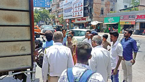 नाशिक : वाहतूक पोलिसांकडून टोइंग कारवाईत अरेरावी