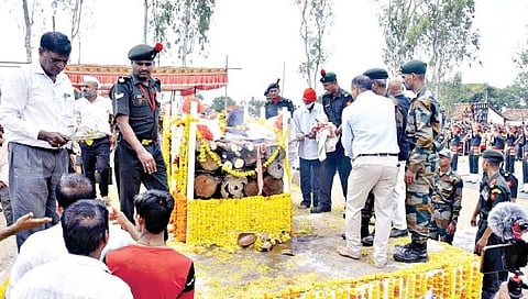 वीर जवान प्रशांत जाधव अनंतात विलीन, वीरपत्नीचं सौभाग्याचं लेणं कायम