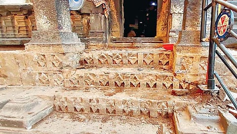 कोल्हापूर : अंबाबाई मंदिरात संगमरवरी फरशी काढण्याच्या कामाला वेग www.pudharinews.