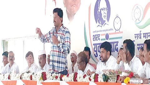 घोटी : शरद युवा संवाद यात्रा मेळाव्यात मार्गदर्शन करताना राष्ट्रवादी युवकचे प्रदेशाध्यक्ष मेहबूब शेख.