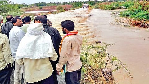 जत (सांगली) : सोरडी-वळसंग या रस्त्यावरील पुलावरून पाणी जात असल्याने सर्व वाहतूक ठप्प झाली.