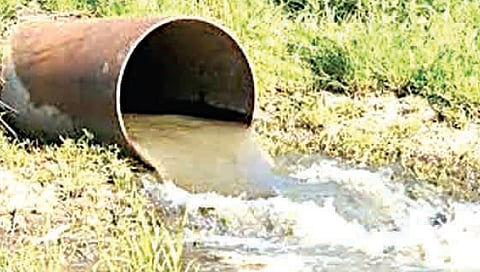 नाशिक : शहरातील सांडपाणी थेट पावसाळी गटार योजनेत, मनपा आयुक्तांचा ड्रेनेजला अल्टिमेटम