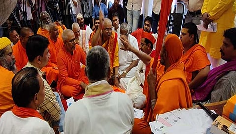 Nashik : नाशिकच्या धर्मसभेत नेमकं काय घडलं? हनुमान जन्मस्थळावरून साधू-महंतांचा राडा