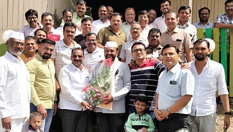 सिन्नर : सिन्नर सायकलिस्ट असोसिएशनच्या अध्यक्षपदी नितीन जाधव यांची निवड झाल्यानंतर सत्कार करताना रामभाऊ लोणारे, डॉ. संदीप मोरे, अमोल चव्हाणके आदींसह सदस्य.