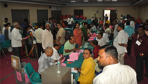 सावाना अध्यक्षपदी दिलीप फडके, वसंत खैरनार यांचा ‘इतक्या’ मतांनी पराभव