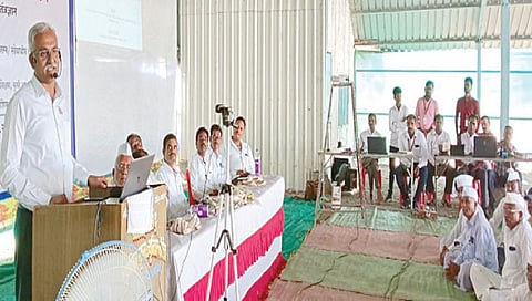 दोडी : येथे कृषी विभागाचा शेतकरी मेळाव्यात बोलताना डॉ. बी. टी. गोरे. समवेत तालुका कृषी अधिकारी अण्णासाहेब गागरे व अधिकारी.