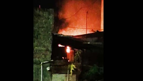 सोलापूर : देगावरोड येथे घराला अचानक मोठी आग; गरीब महिलेचे घर जळून खाक