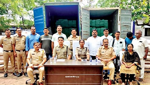 पोलिसांनी मुद्देमाल जप्त केला.