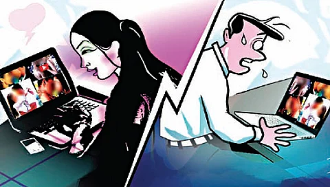 तरुणींशी मैत्रीच्या आमिषाने हनी ट्रॅप; 18 लाखांना गंडा