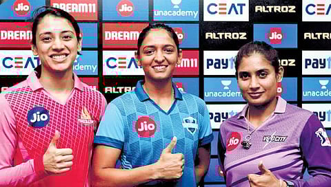 क्रीडा – महिला क्रिकेटला ग्लॅमर