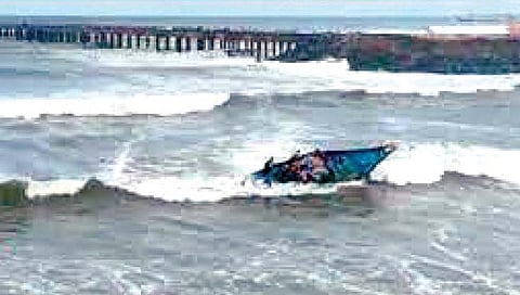 ‘असनी’ चक्रीवादळ : ओडिशात 6 बोटी बुडाल्या; आंध्रात 23 विमाने रद्द