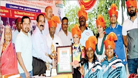 कोल्हापूर : डोळे बांधून ३२ किलोमीटर स्केटिंग