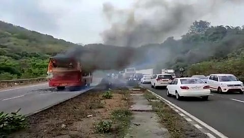मुंबई-गोवा महामार्गावर कर्नाळा अभयारण्यात एसटीला आग