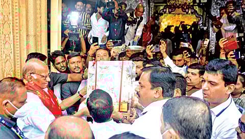 शरद पवार यांनी दुरूनच घेतले ‘दगडूशेठ’चे दर्शन