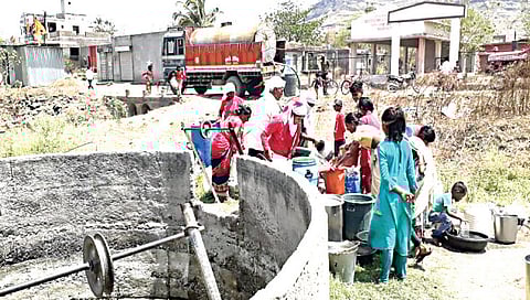 नाशिकचे चांदवड : हंडाभर पाण्यासाठी टँकरसमोर दाटी