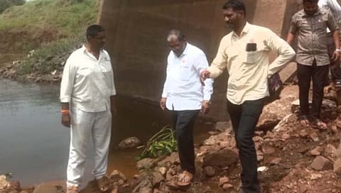 कोल्हापूर : पंचगंगा प्रदूषणाची दखल न घेतल्यास मृत मासे प्रदूषण नियंत्रण मंडळाच्या कार्यालयात टाकणार : राजू शेट्टी