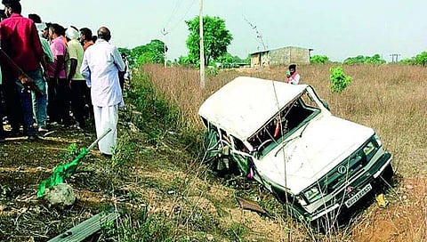 चंद्रपूर : वऱ्हाड्यांचे वाहन उलटून दोन ठार; ९ जखमी