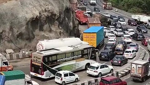 सलग सुट्ट्यांमुळे मुंबई – पुणे एक्सप्रेस हायवेचा वेग मंदावला