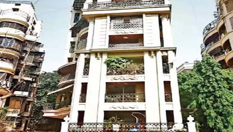 मुंबई : राणा दाम्पत्य राहत असलेल्या लाव्हीतील रहिवासी अडचणीत