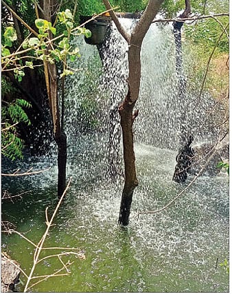 पुरंदर उपसा योजनेच्या पाइपलाइनच्या व्हॉल्वमधून होत असलेली पाण्याची गळती.