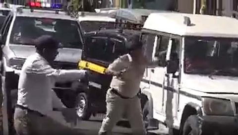 कोल्हापूर : आव्हाड अडकले वाहतूक कोंडीत, पोलिसाने मारली वाहन चालकाला चापट