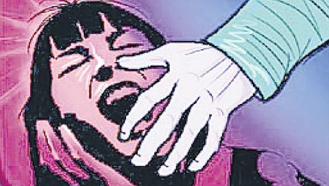 मुलुंडमध्ये शाळेच्या पाच वर्षीय चिमुरडीवर शिपायाचा अत्याचार