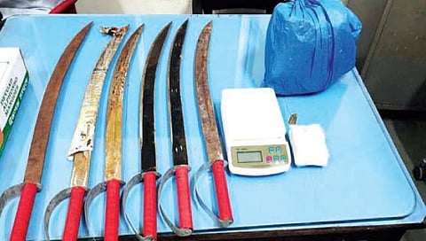 कोल्हापूर : उमळवाडमध्ये सहा तलवारी, गांजासद़ृश अमली पदार्थ जप्त