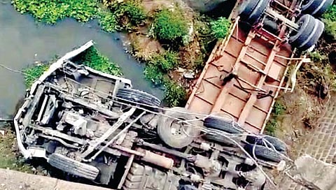 सातारा : फलटण येथे बाणगंगा नदीच्या पुलावरुन ट्रेलर कोसळून एक ठार