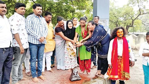 सेालापूर : उजनीच्या पाण्यासाठी तृतीयपंथीही सरसावले