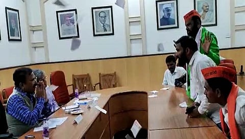 मराठा आरक्षण : समर्पित आयोगाला ठोक मराठा क्रांती मोर्चाचा विरोध ; जीआर फाडून आयोगासमोर हवेत भिरकावला